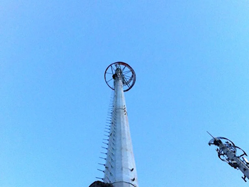 Installation de poteaux électriques en acier