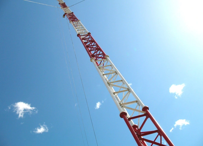 Différence entre les tours autoportantes et guyed: quelle structure suit votre projet?